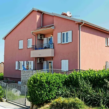 Pinta Mit Grossem Garten By Interhome