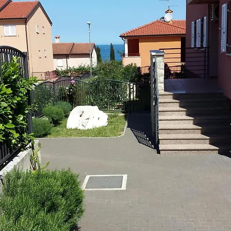 Pinta Mit Grossem Garten By Interhome