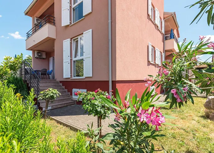 Apartment Pinta Mit Grossem Garten By Interhome *